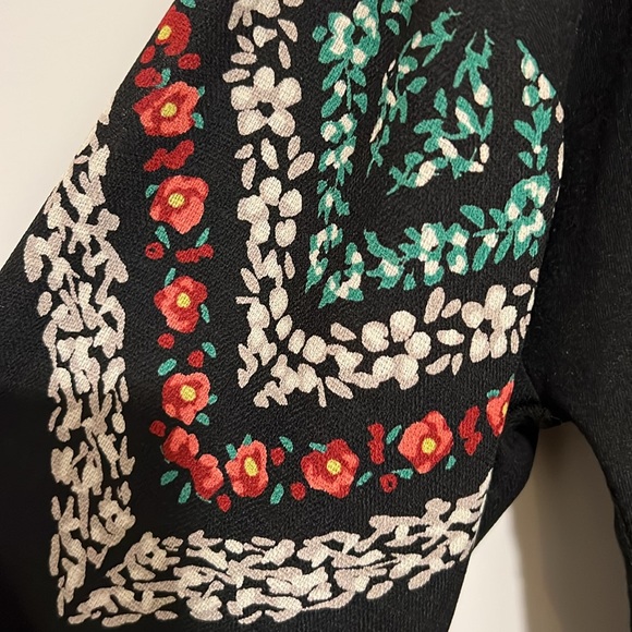 Black shirt with long, patterned sleeves. Women’s size L - Picture 4 of 5